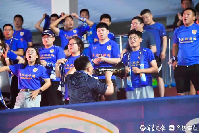 九游官网入口活动-足球球迷为支持球队举行特别活动，聚集人气